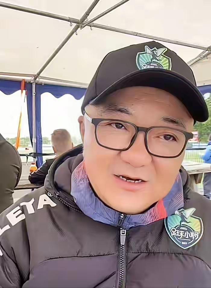 出征欧洲拿第四却被质疑？董路亲自出来辟谣啦！
    董路带着中国足球小将跑到荷
