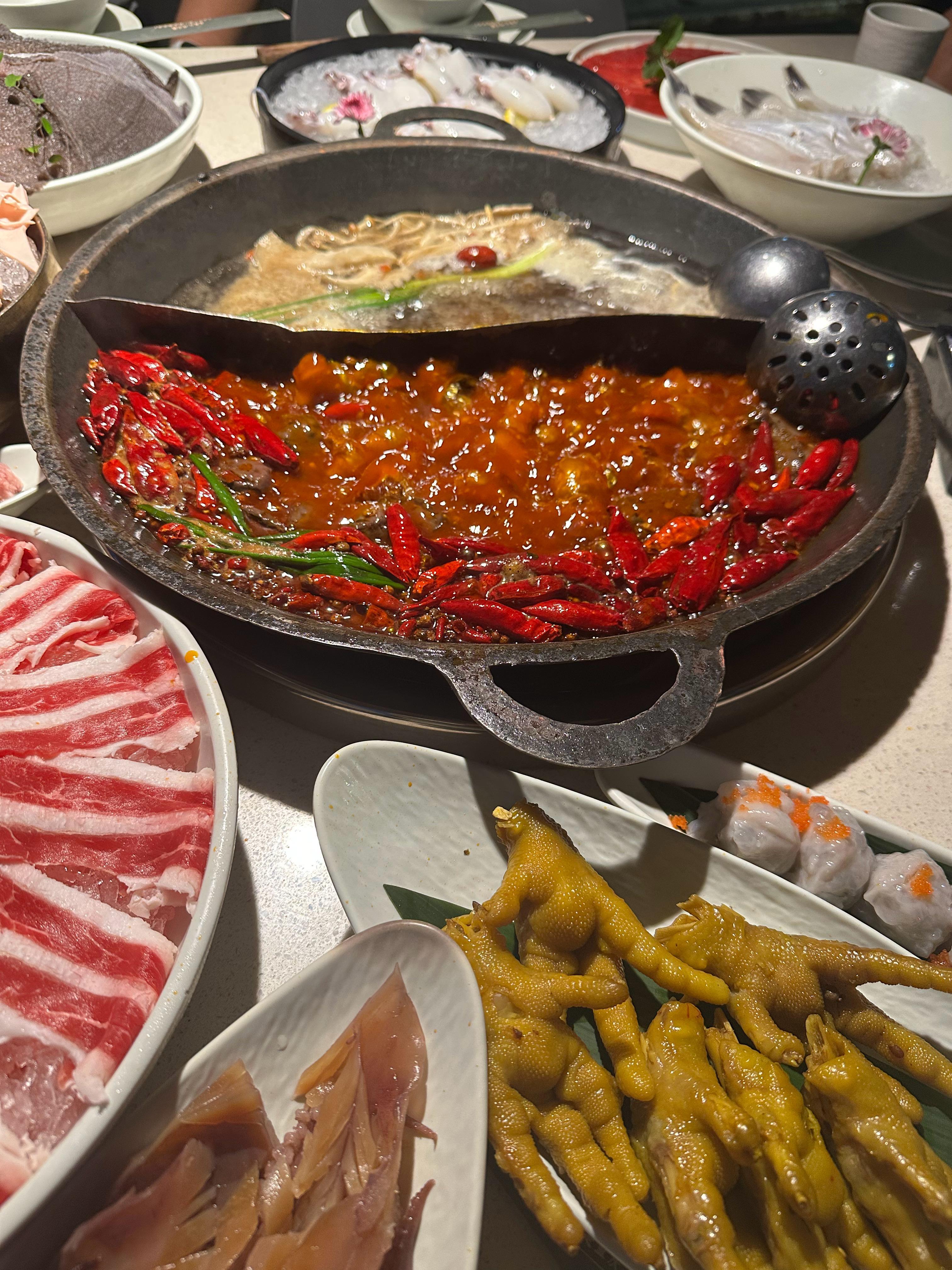 今天的火锅吃得不错，原谅我们点了半个不辣锅[吃瓜] ​​​