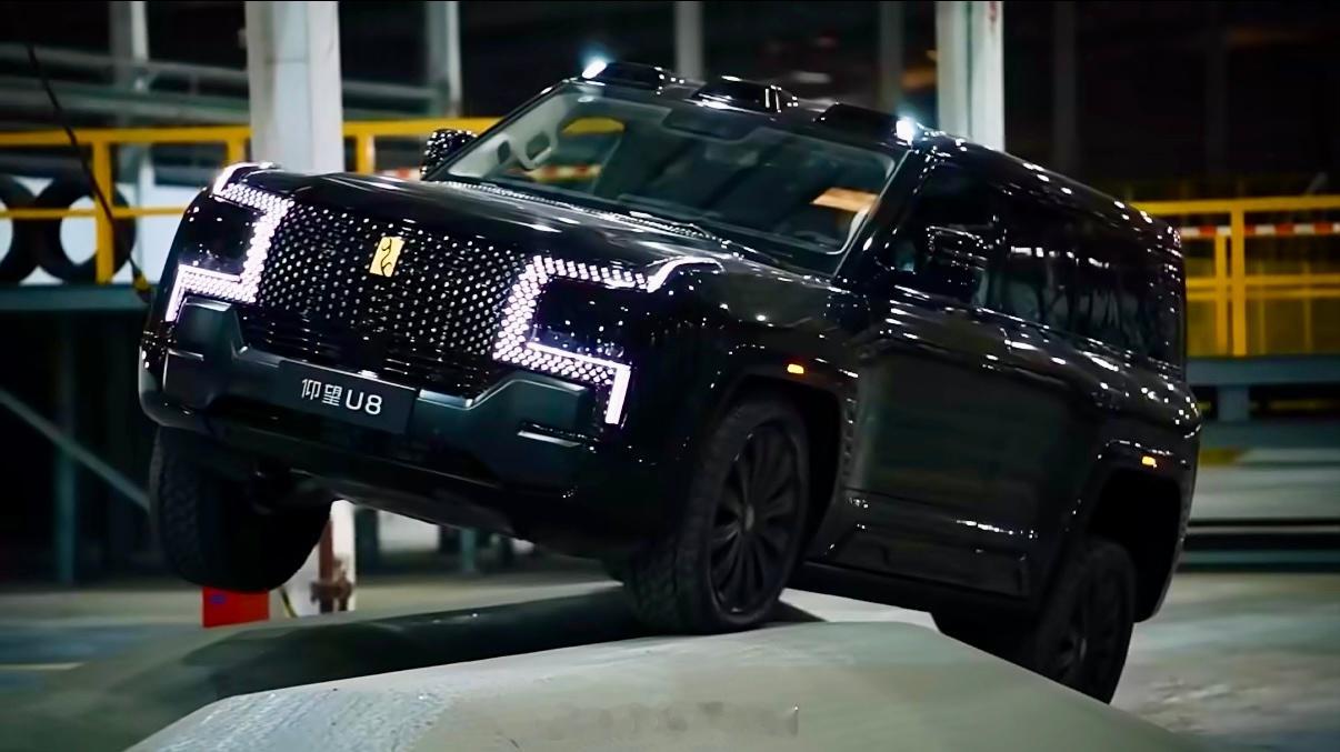 把山搬进厂里是疯了还是清醒比亚迪真够狠的，直接在厂里造了个天门山天梯。在一万多平