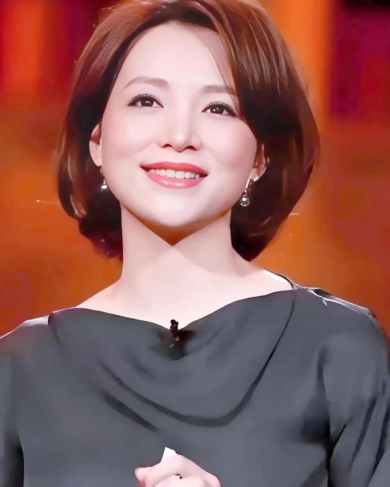 还有2个多月又到春节了。看到有网友留言，希望今年的央视春节晚会能看到董卿和赵本山