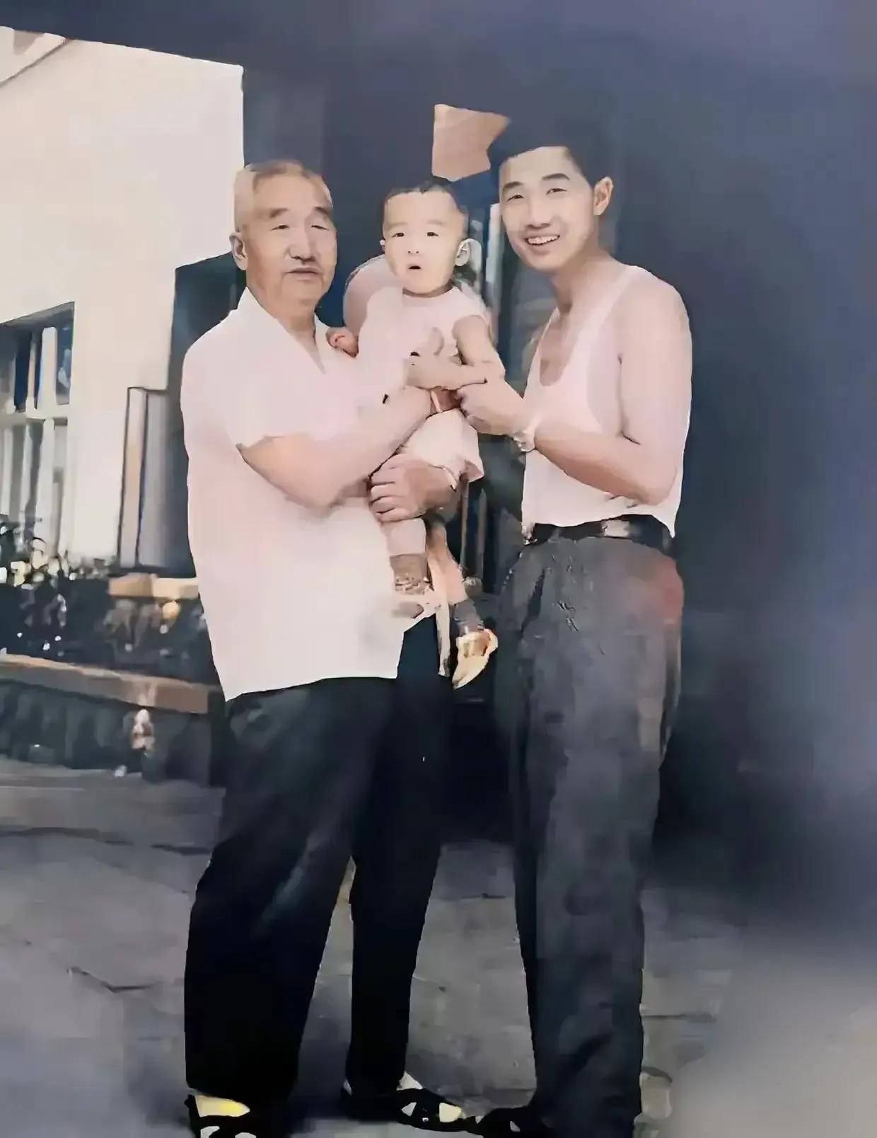 上世纪七十年代，徐帅与儿子徐小岩及孙子徐珞祖孙三代人一起在家门口合影留念。照片中