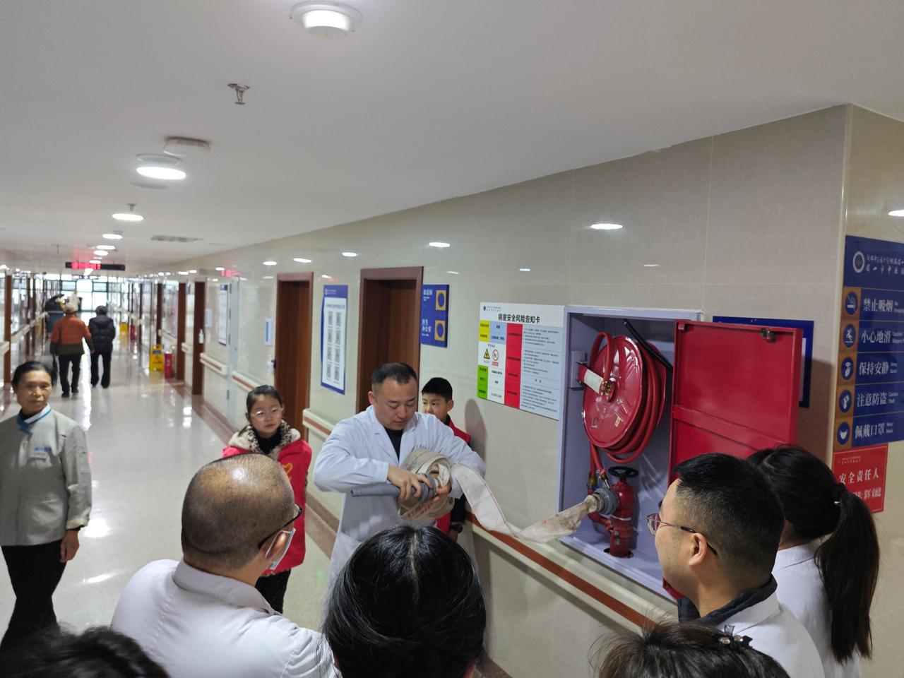 科室节前安全检查+志愿活动暖心纪实
 
春节前夕，科室在晨交班后开展节前消防安全