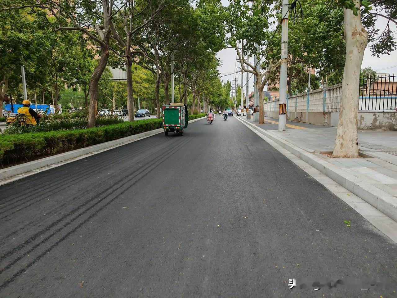 这边路修的真不错，路面平整宽阔，为市民出行做出了极大的便利。希望这样的好路多修一