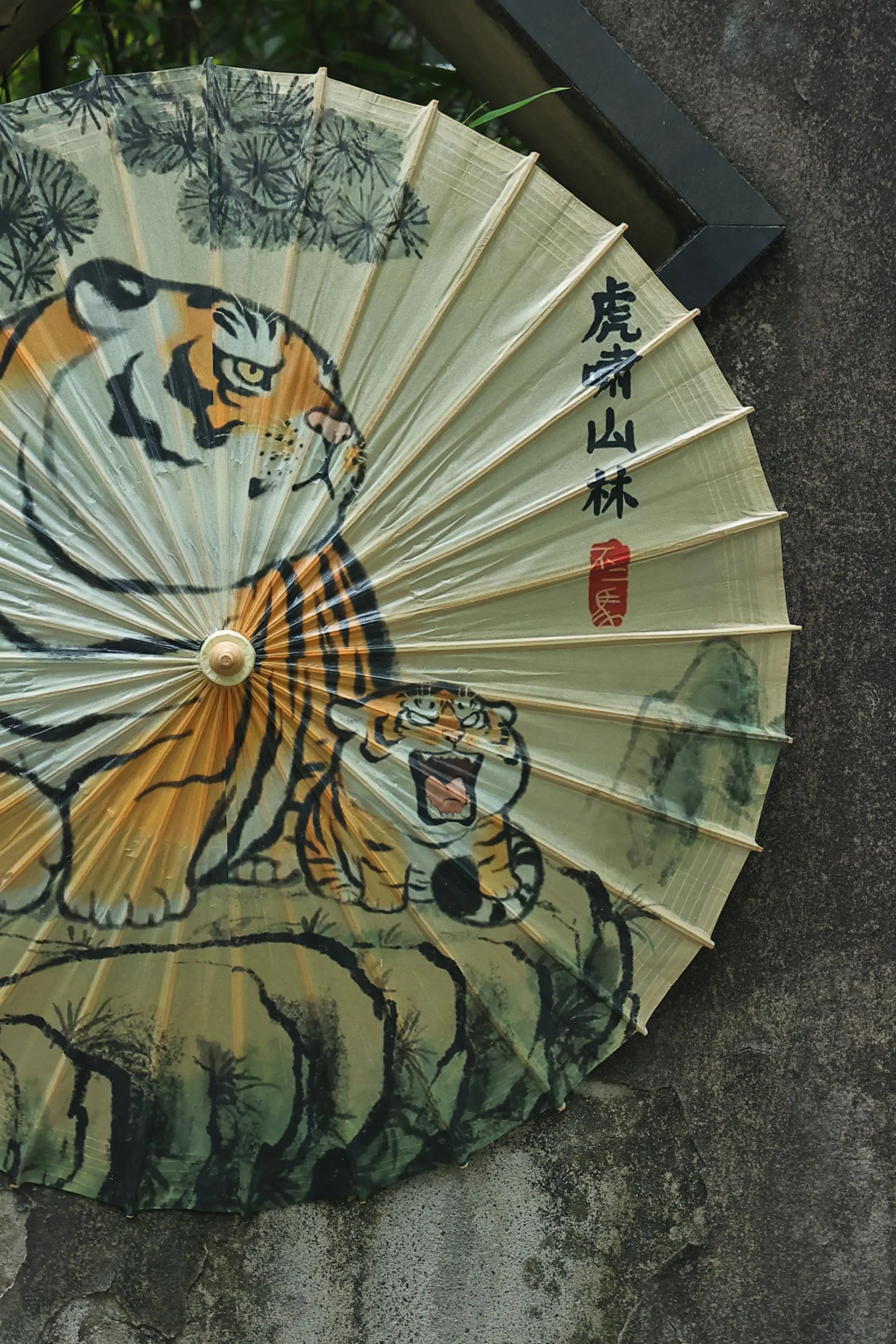 让古典艺术走进现代生活—油纸伞。传承新生 | 传统与潮流的跨界破圈 当...