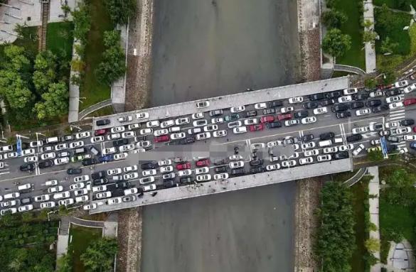 城市下大雨，能不能把车停在高架上？
郑州给了答案。

8月12日凌晨一点多，郑州