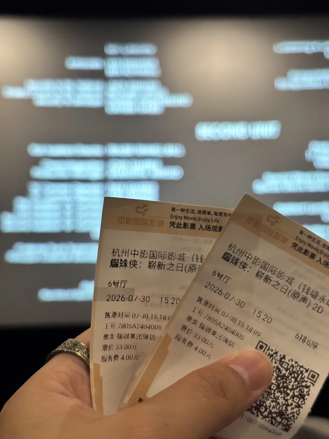 隔壁小鬼头全程刷短视频…… 怎么？连一部电影看下去的耐心都没了？蜘蛛侠...