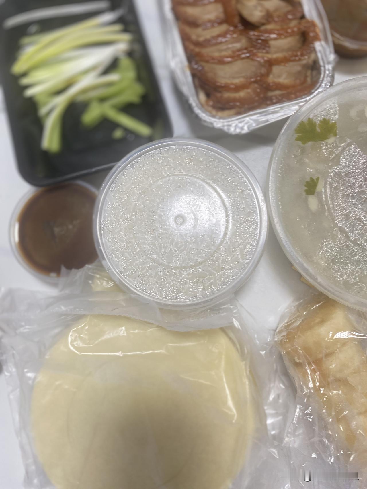 现在烤鸭怎么没以前好吃了呢？
女儿中午点了一份烤鸭，68元，分量很足，三袋薄卷饼