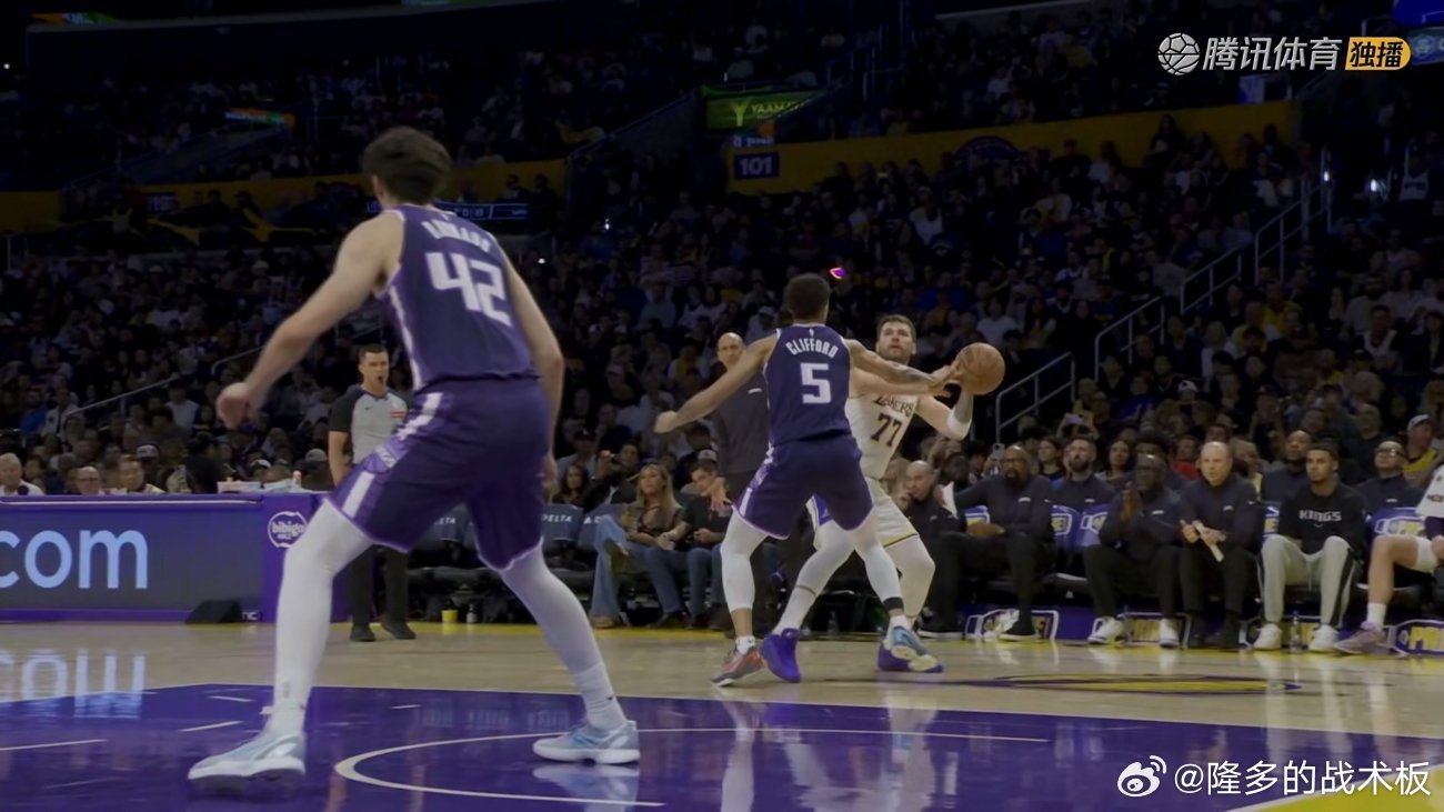 国王挑战克利福德对东契奇的犯规！挑战失败，东契奇两罚一中国王vs湖人
