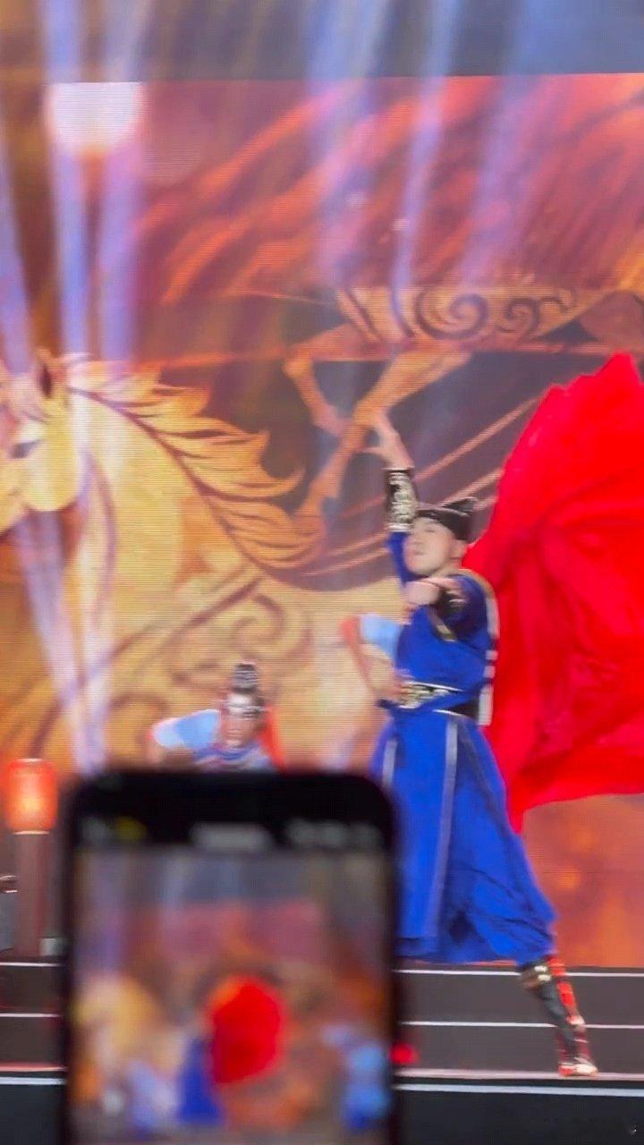 我当了老板也让员工看我表演广东 JYP 名场面！正佳老板表演欲拉满，员工被迫看完