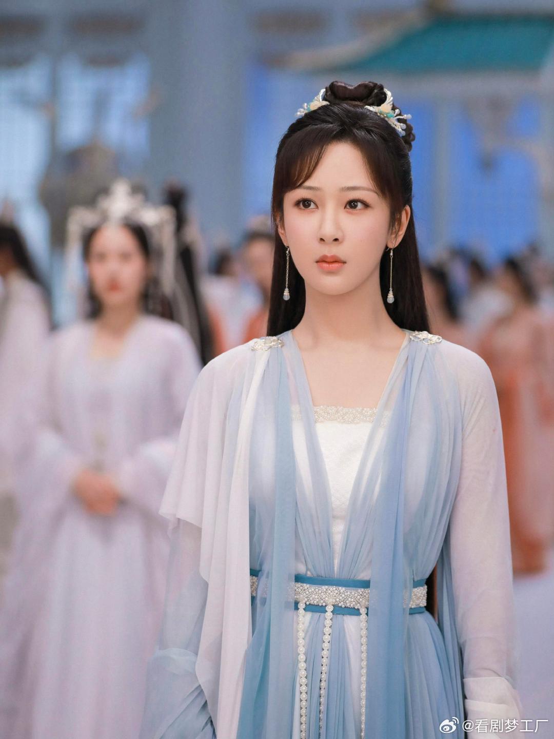 杨紫用作品证明实力派永远有市场杨紫永远只在演好每一部戏台上落泪诉说多年坚持，台下