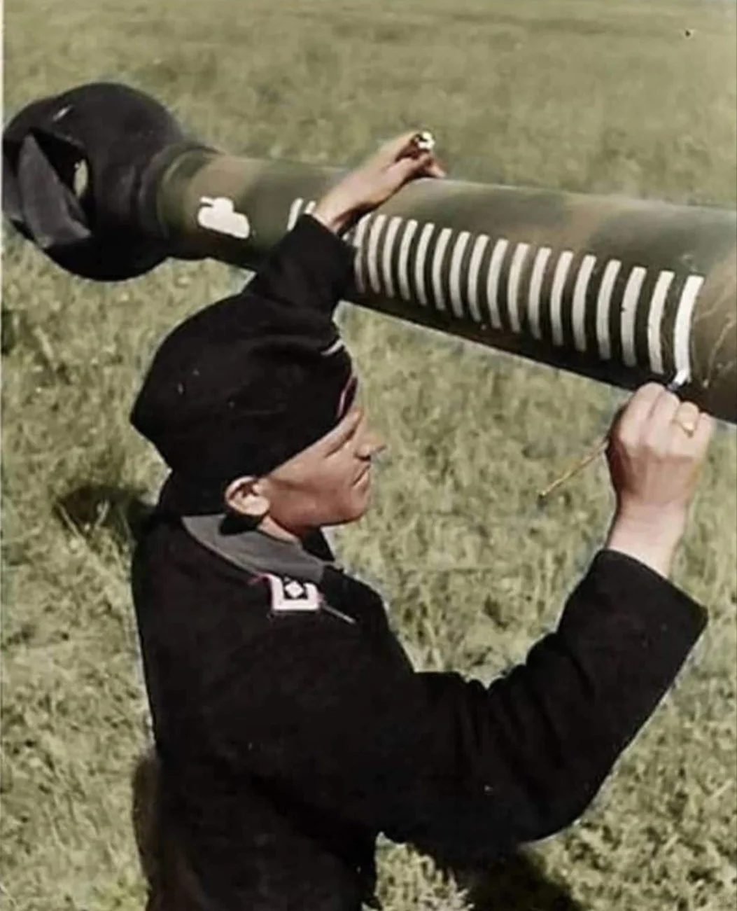 1943年，在东线一名德国装甲兵在他的Panzerkampfwagen...