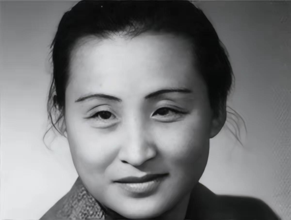 15岁的黄凝素嫁给53岁的张大千。婚后不久就怀孕了，孩子一个接一个地生，一共生了