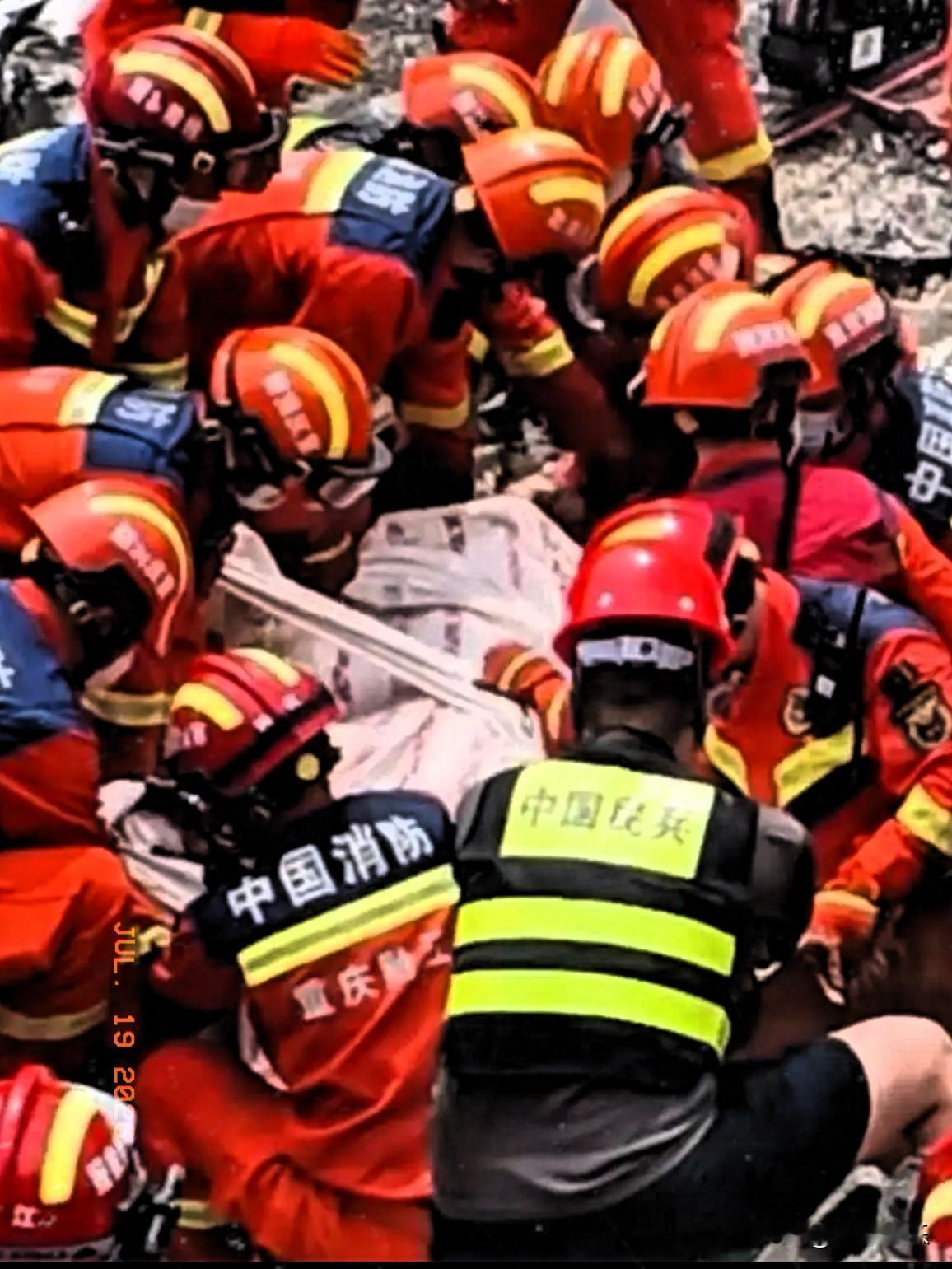 揪心！
折返救人被困废墟，彭水失联00后网格员龚宝冬父母，守在现场崩溃大哭。
