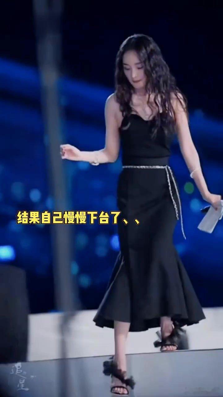 迪丽热巴未走台阶直接跨下舞台，陈星旭随即伸手搀扶其手臂确保安全。好熟悉的画面，记