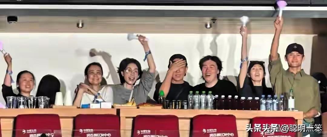 那英北京演唱会这张VIP包厢图，正好印证韩红的“走个面”
 
那英北京演唱会VI