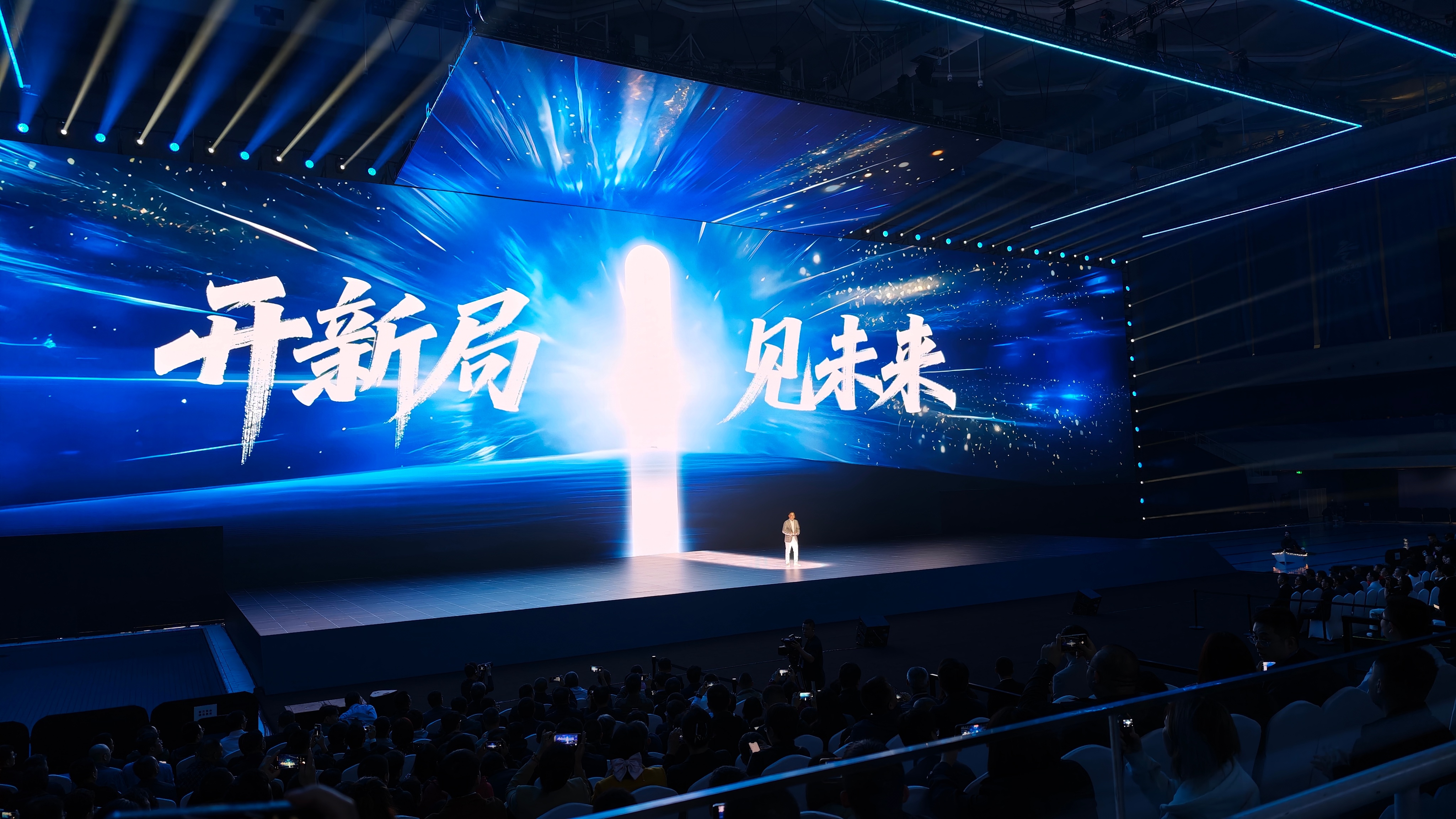 荣耀CEO李健上场第一个问题就是：今天的手机真的智能吗？而他带来的第一个方向就是