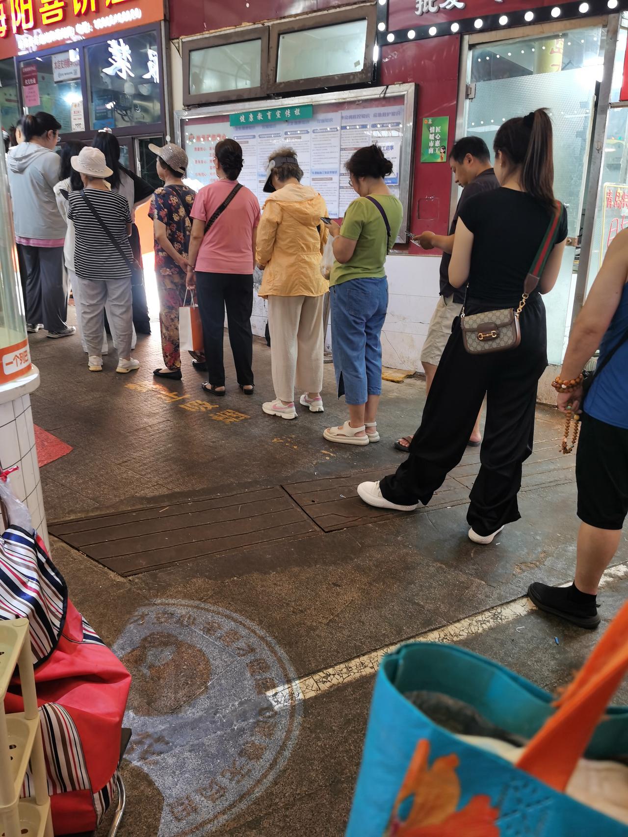 青岛岛这家海阳喜饼一直有排队的，是这么大的市场仅有的一家。