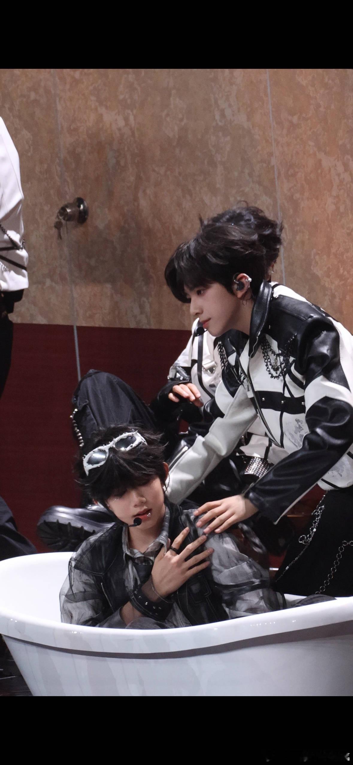 tg恒铭做扶肩动作不小心对上指尖了 