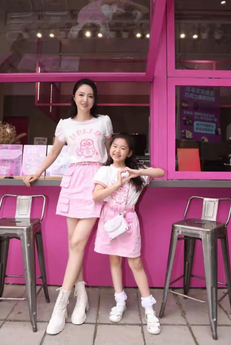 好久不见
董璇和女儿又秀亲子装了
真甜真好看，被甜晕了
小酒窝很会做动作
不愧是