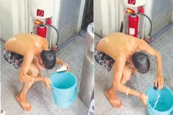 为拍短视频 “勇闯” 列车卧铺洗澡！印度小哥火了 26 万次后被逮捕
谁能想到，