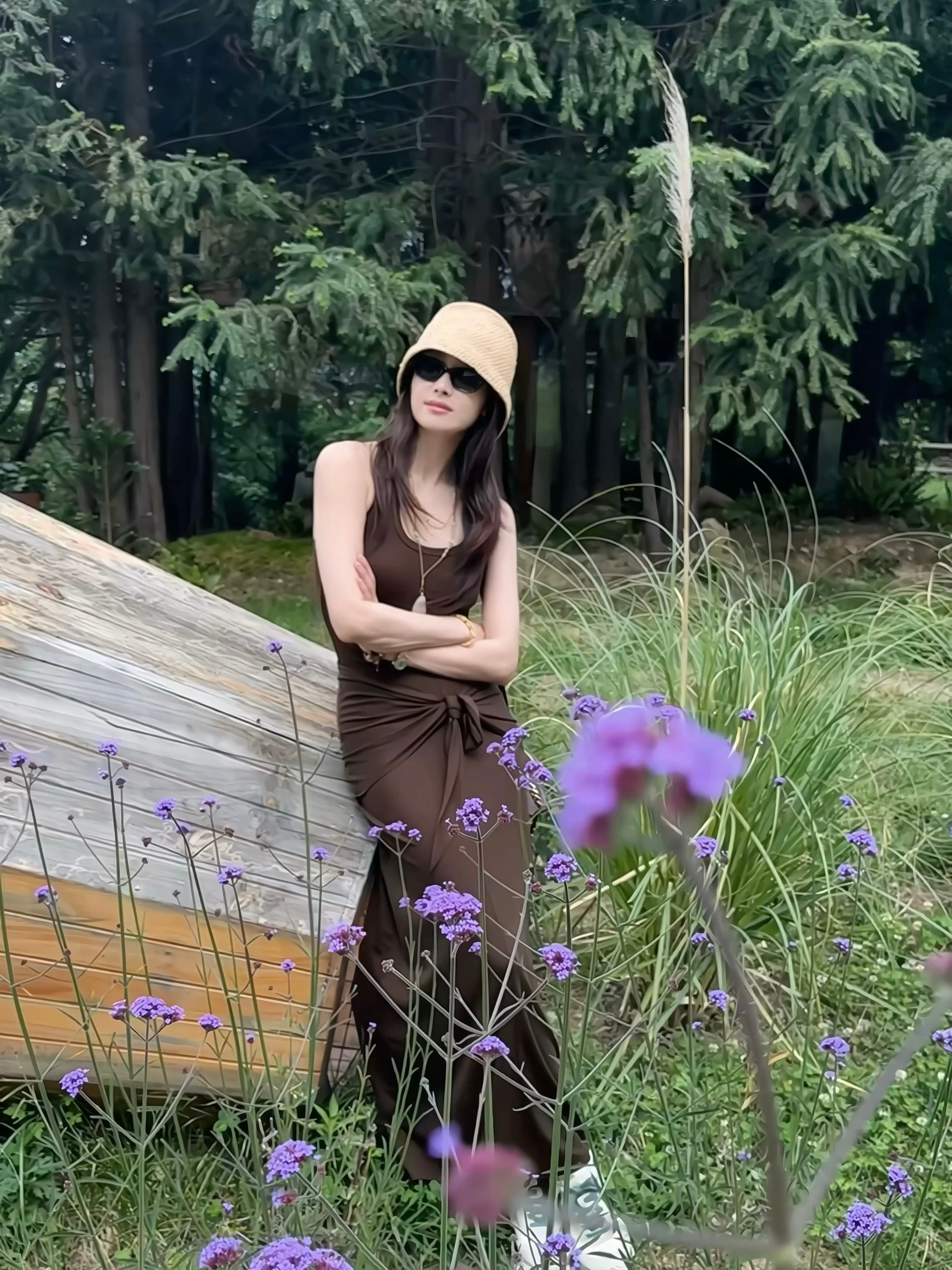 宋茜[超话] 去有💐的地方！查收一组旅行西西的独家分享，是鲜活的live也是美