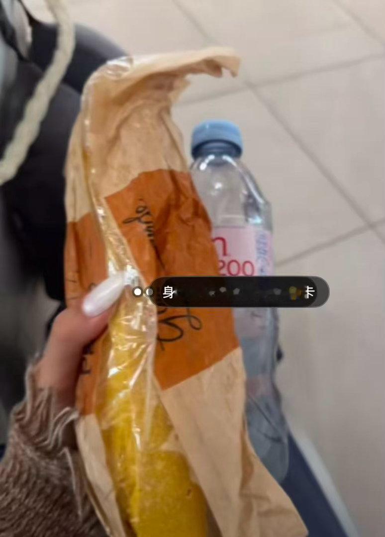 赵磊qko异国帮助游客 一位网友发文分享了一段海外偶遇经历。该女生在国外机场不慎