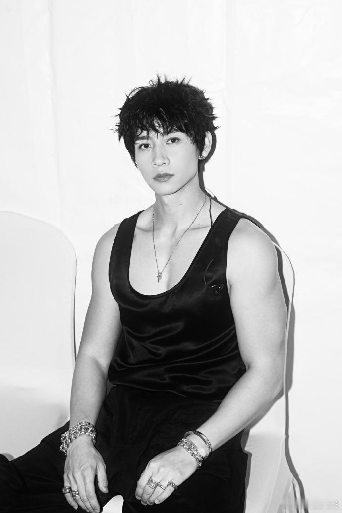 #魏晨织就漆黑的阴影##魏晨黑色无袖T#魏晨身着黑色无袖 T，如同黑暗中的骑士，