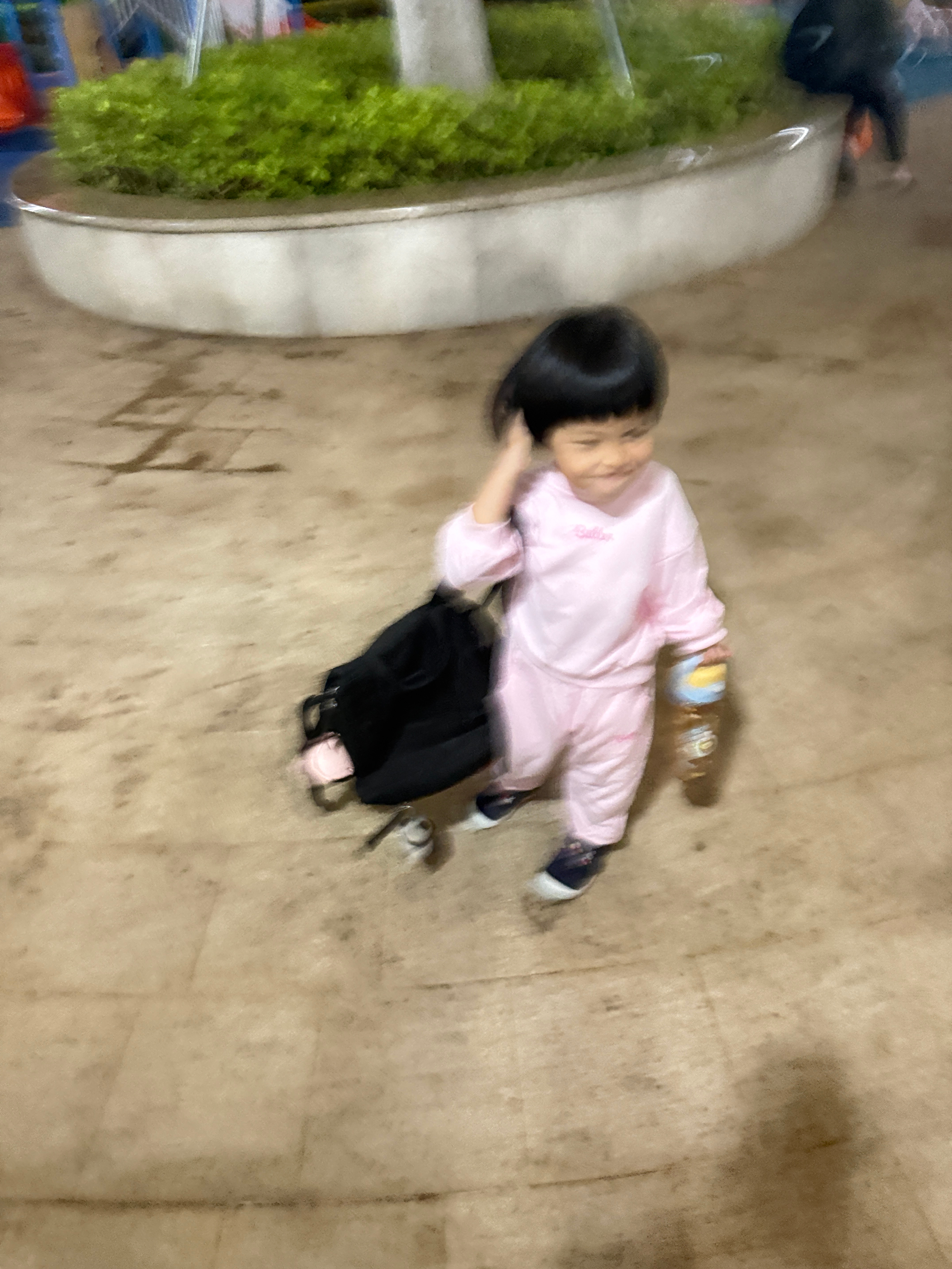 我说东西放那儿我们跑跑吧球说不行呀！有人拿走怎么办？妈妈忘记了怎么办？