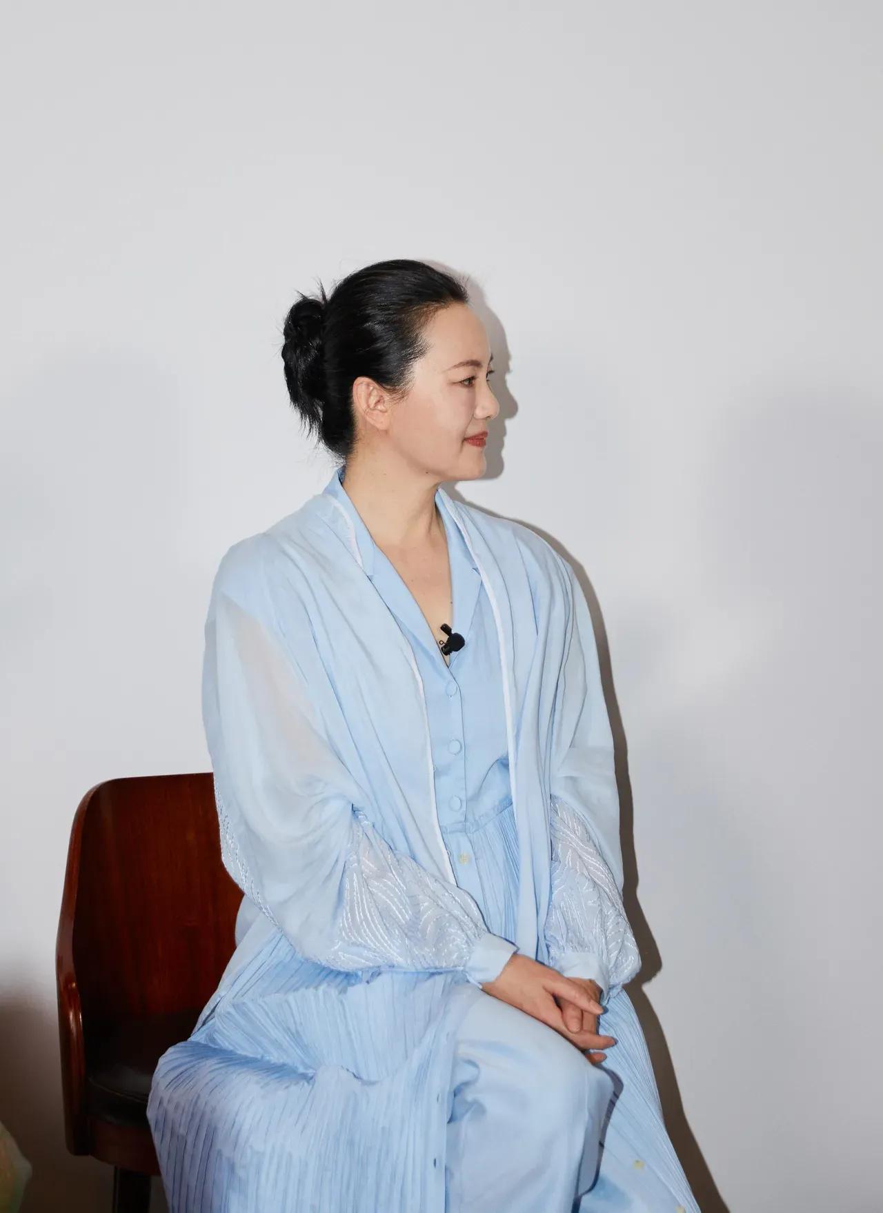 咏梅晒出自己的九宫格照片，照片中的咏梅穿浅蓝色套装裙，看起来清新干净，优雅迷人。