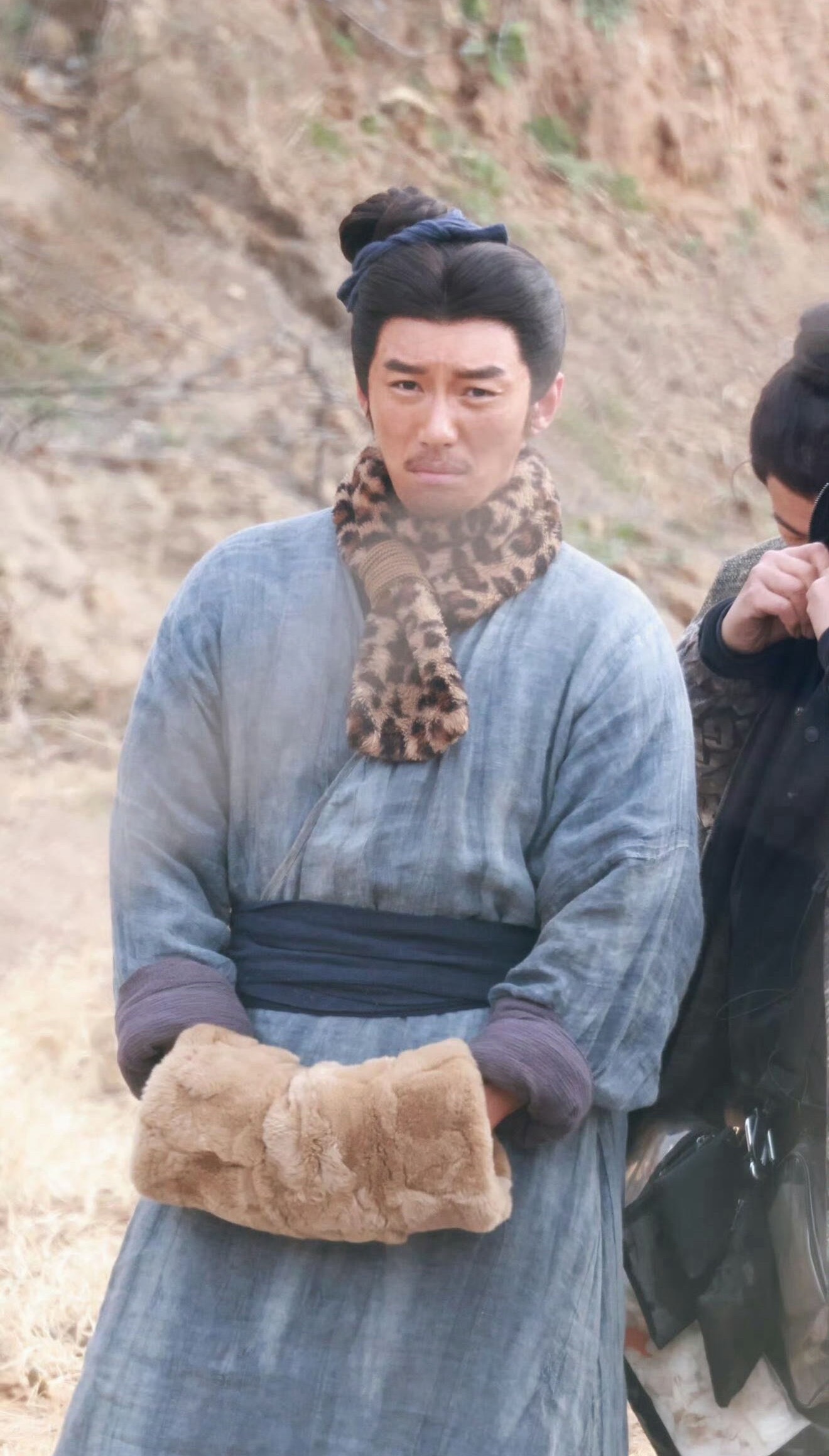 代旭 裴轸失业后去挖土了 还以为裴轸失业后去美国了，没想到是去挖土了…… 