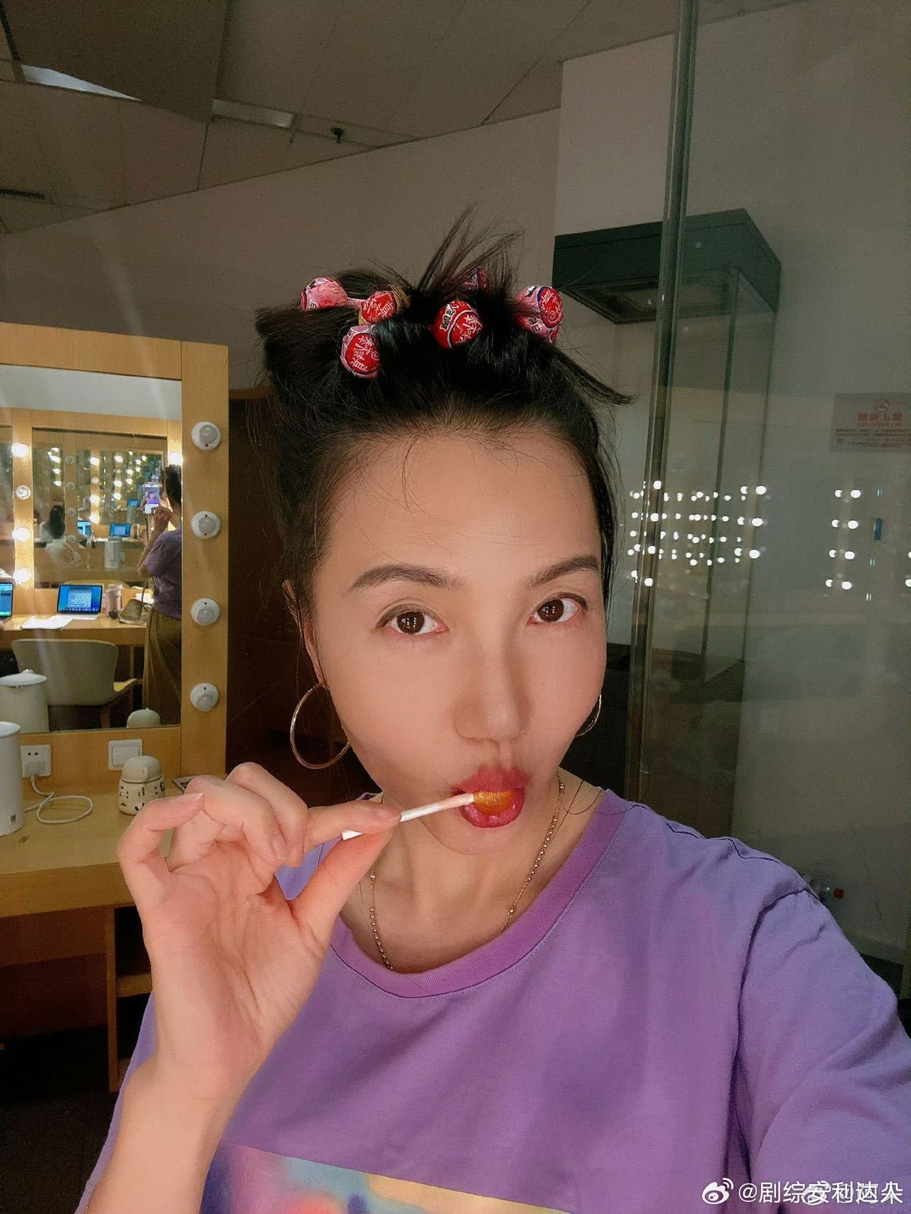 阿朵得坐在我腿上唱歌了 你们觉得粉丝和艺人随性互动玩梗，是否比传统拘谨的追星模式