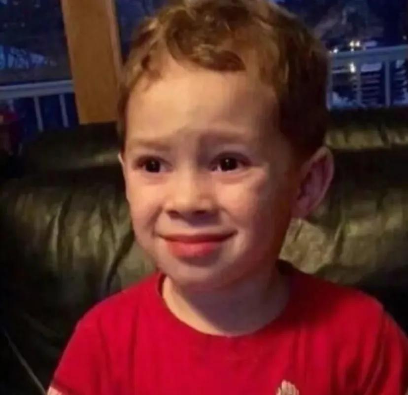 现在饭店是都不提供充电器了?
明明有充电器的，就是不给，就是让你花钱扫共享充电宝