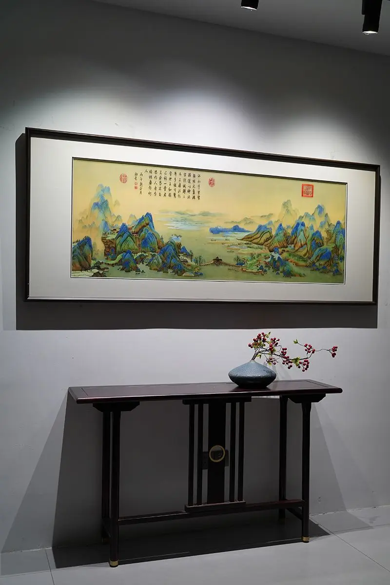 千里江山入绣，织尽东方千年风雅 这一轴苏绣《千里江山》，是把北宋青绿山...