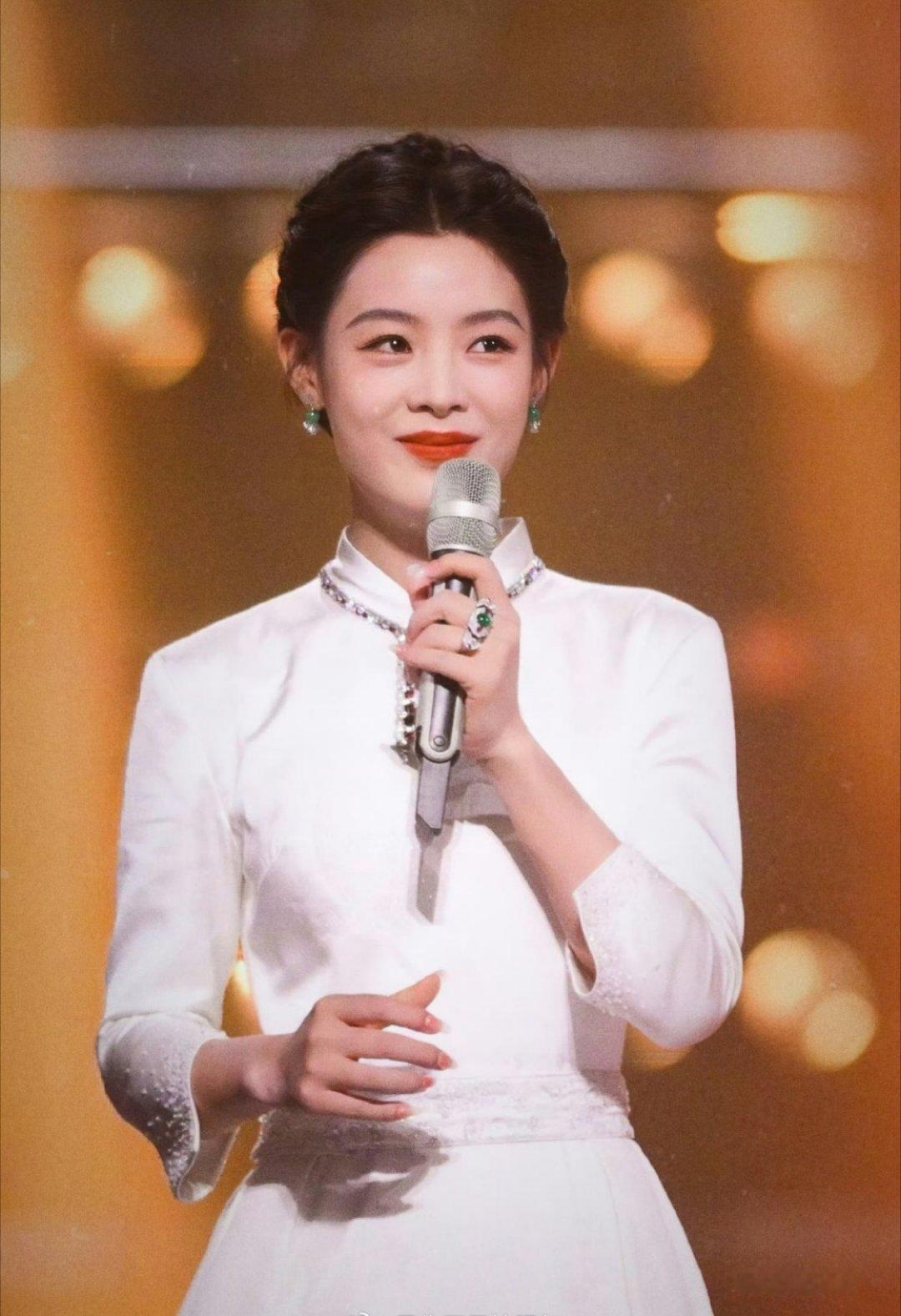 陈丽君今晚唱戏台下的陈丽君好美陈丽君今晚唱戏~《戏》里会有越剧经典唱段，传统跟现