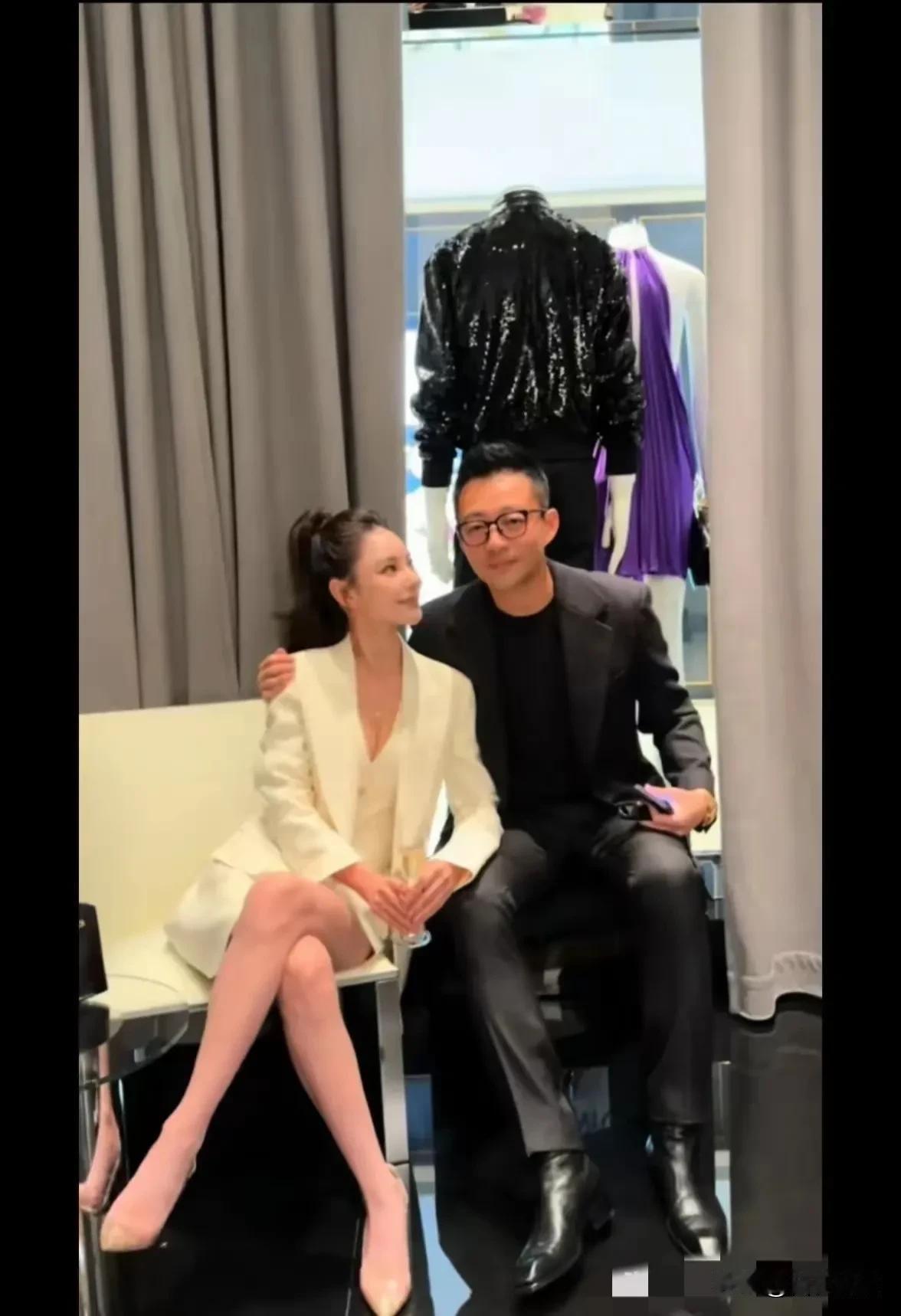 你发现了吗
汪憨憨和马筱梅
简直就是霸道总裁爱上我之
先婚后爱照进现实版呀

你