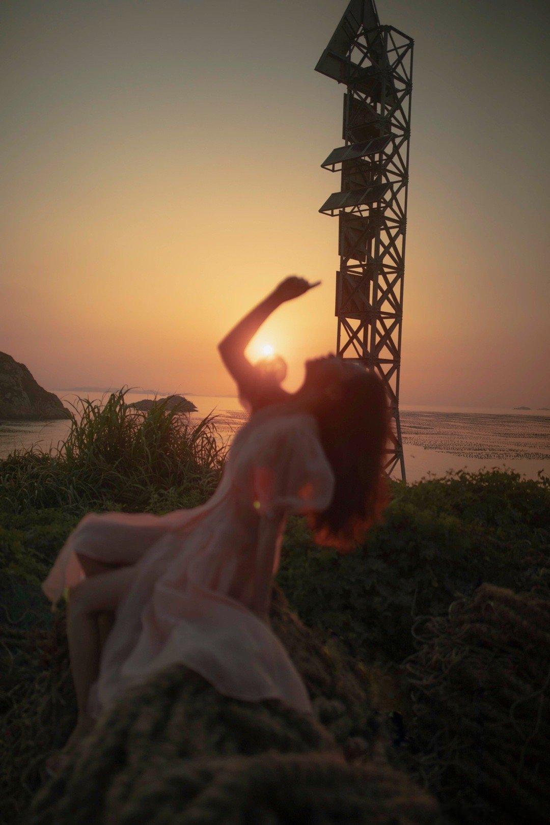 #上海约拍[超话]##人像摄影# 浪漫的不是我，是夕阳与日落 ​​​