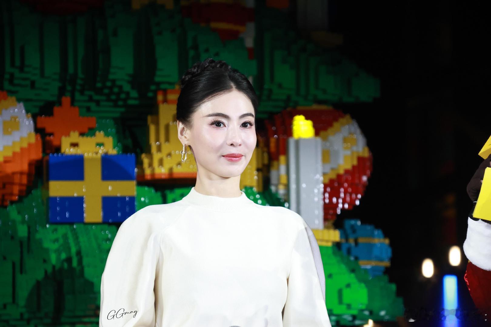 今天张柏芝的全新造型真的惊艳到我了，优雅的盘发搭配纯白色套装，手持冰雪荧光棒的样