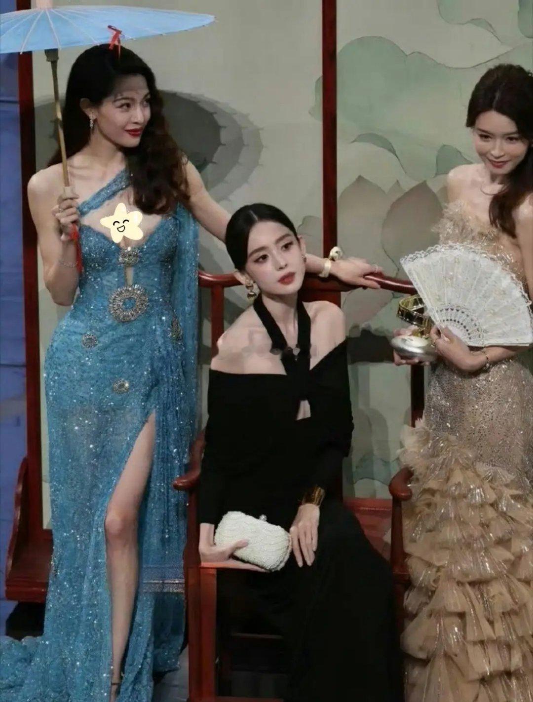 野心也可以提升气质，钟楚曦这丰满的身材真迷人啊！美的让人忘记了旁边是古力娜扎 ​