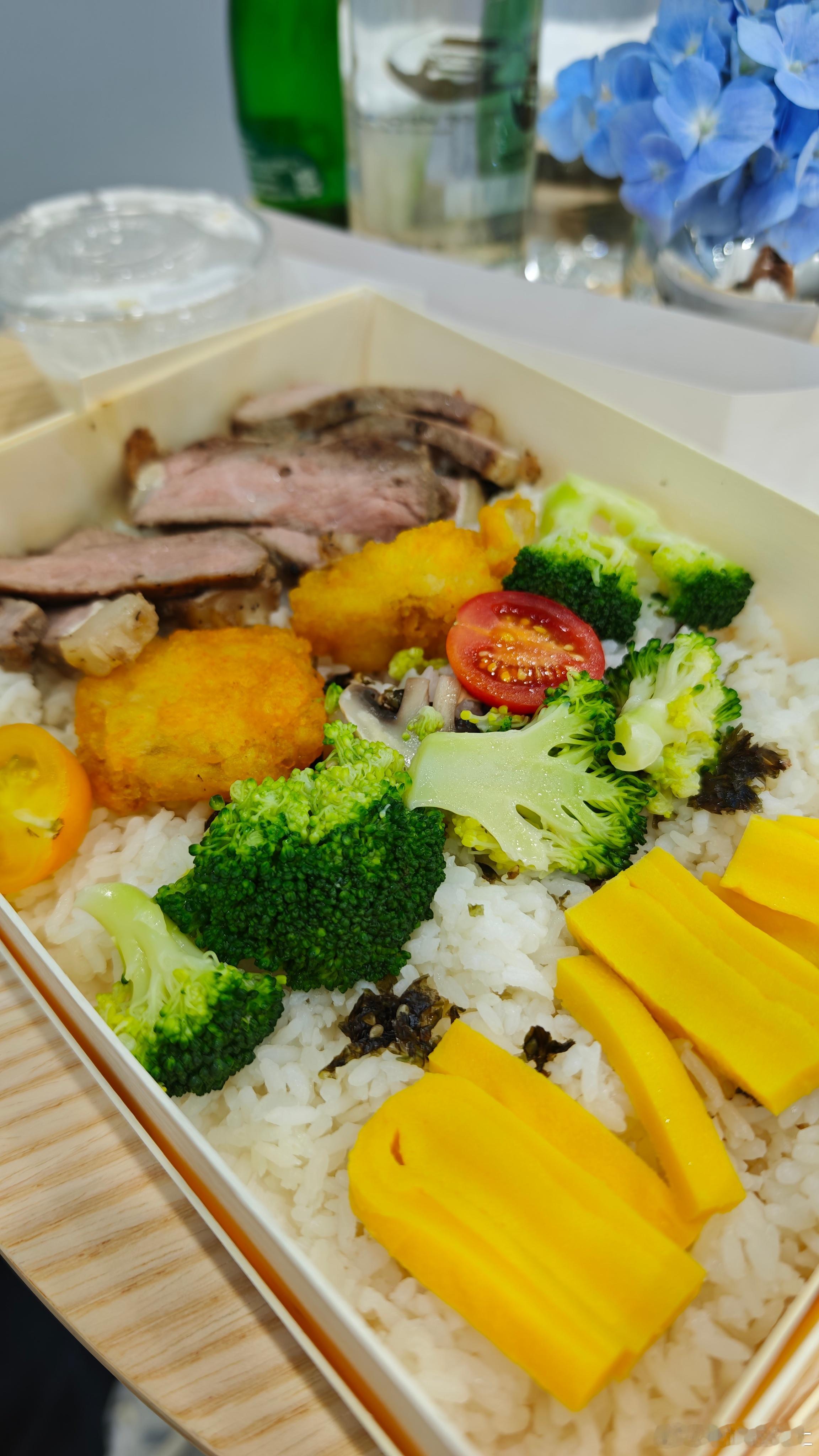 简简单单 车展吃个午餐很干净挺健康不油腻美食 欢迎您来 成都·中国西部国际博览城