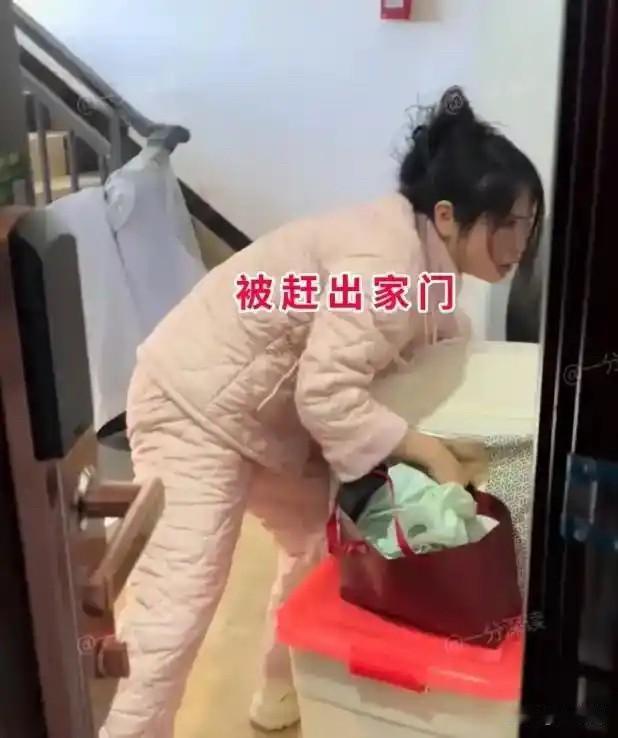 女子结婚五年不上班，以为老公不敢离婚，办完手续被赶出门，当场崩溃大哭

一女子结