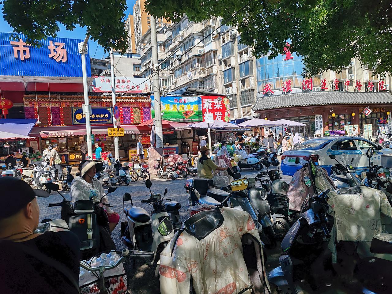 看武汉市青山区三弓路集贸市场的烟火气多浓厚（该图片是我用手机随手拍的）！🍎🇨