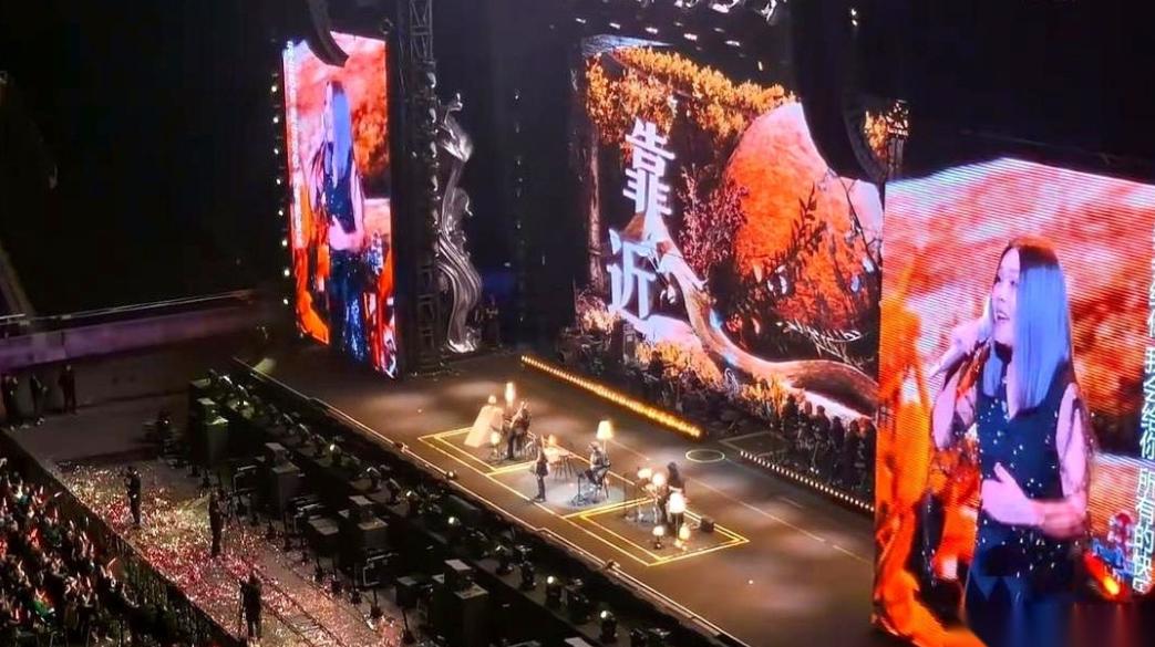 田震，消失24年，终于回北京开演唱会了，原以为近万人的国家体育馆会空出一大半，结