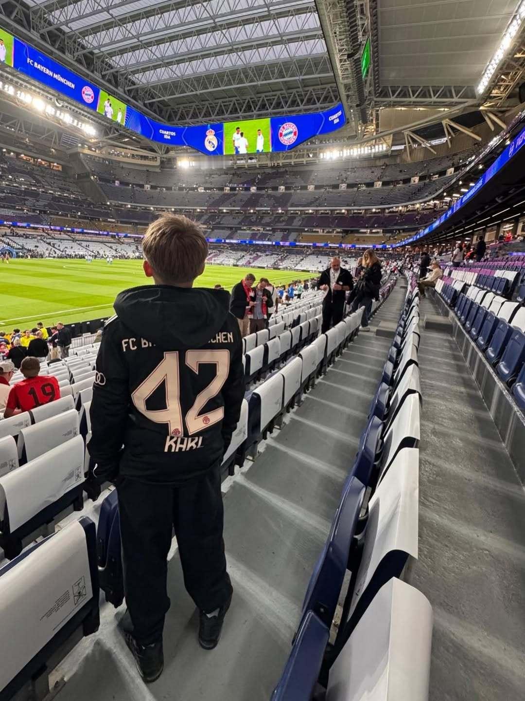 文森特·卡尔（伦纳特·卡尔的弟弟）在自己的社媒：“🤍在伯纳乌的梦想成真！感谢我