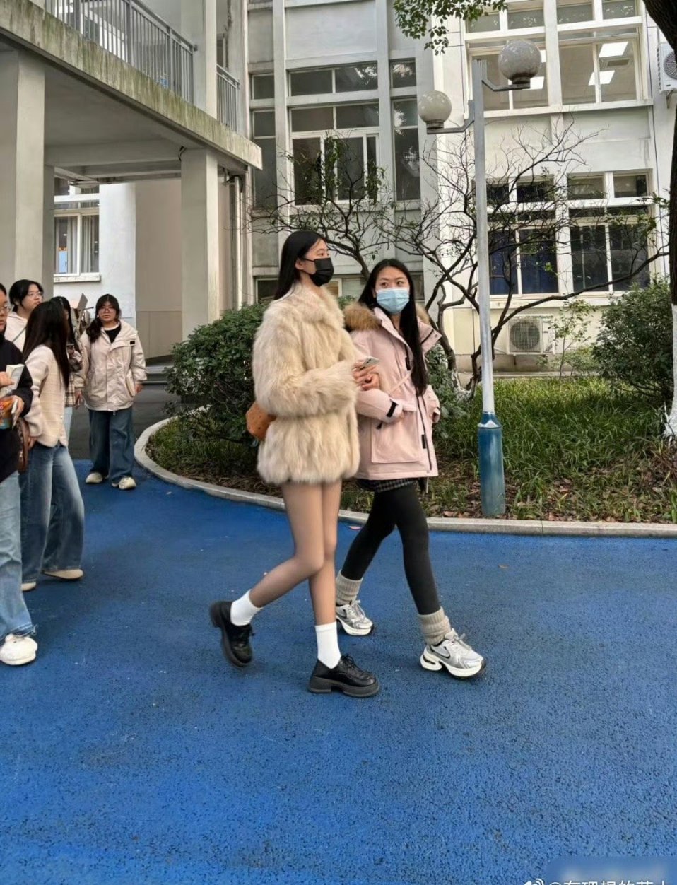 下课看到的，在学校穿成这样真的不会尴尬吗？  