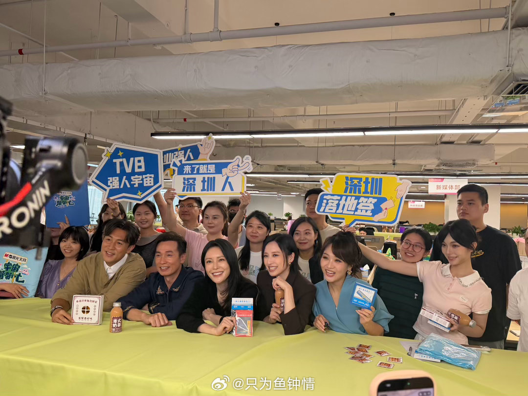 TVB剧上星黄金档扫楼送黄金TVB剧宣扫楼送黄金 陈豪谭俊彦龚嘉欣张曦雯带着黄金