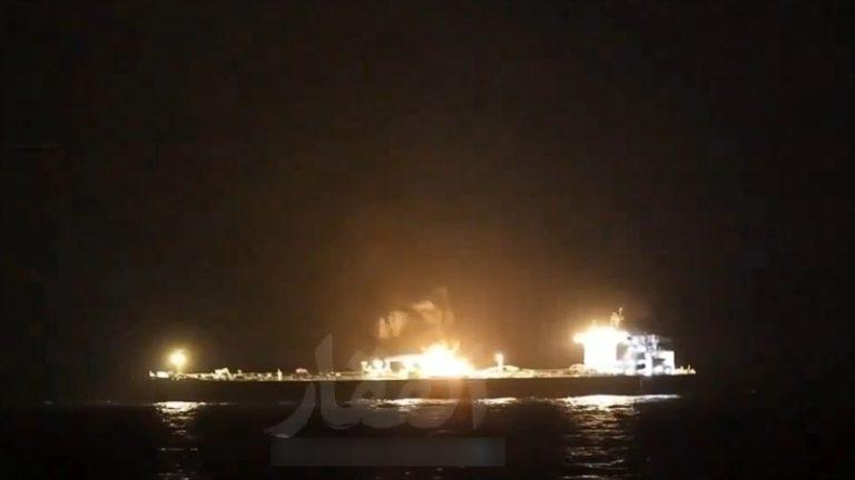 24日凌晨，胡塞武装发射导弹击中两艘沙特原油运输船，船只起火泄漏原油。胡塞升级海