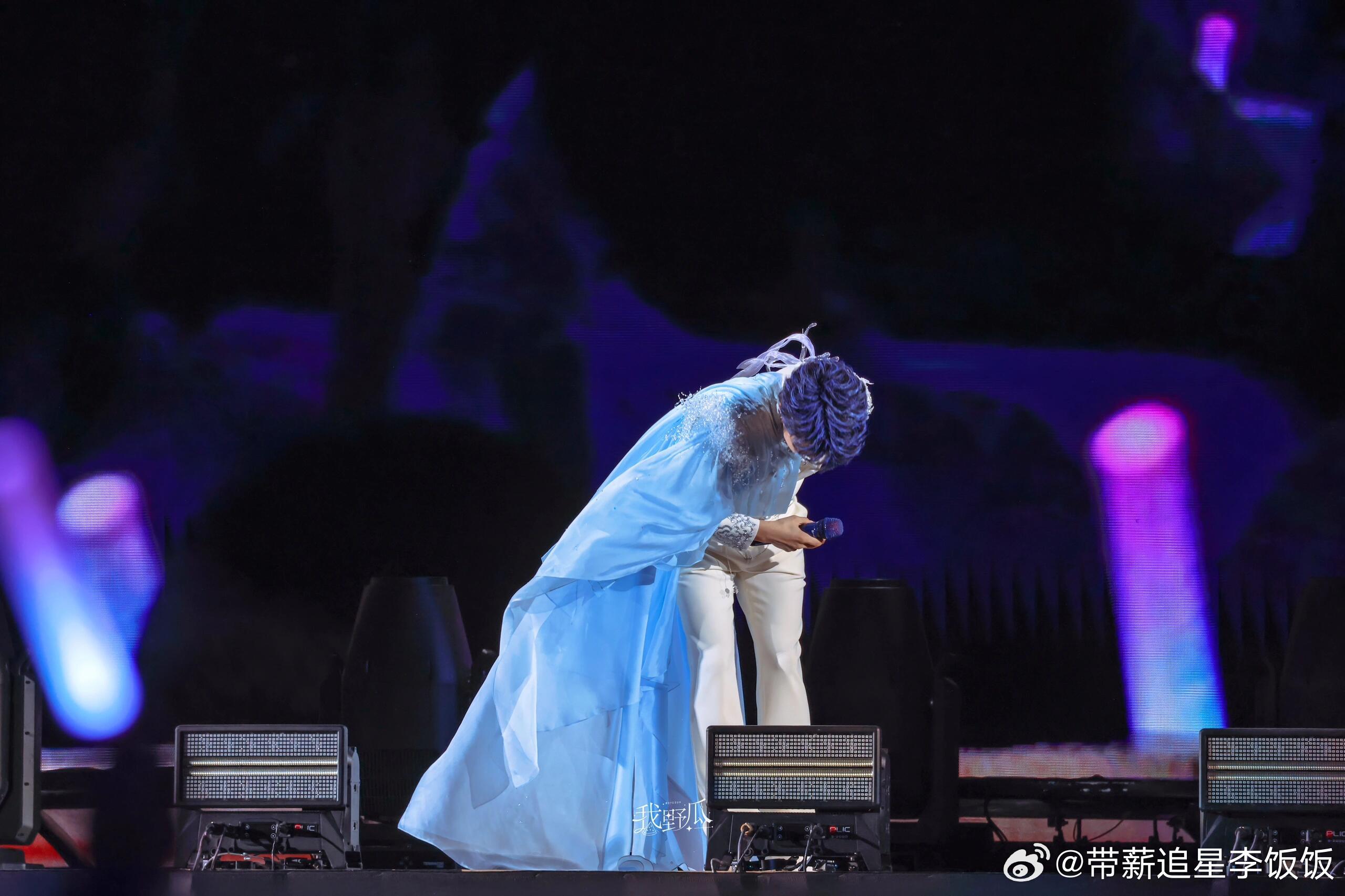 周深全新亭桥入梦的中式舞美周深把亭台古桥实景搬上舞台谁被周深这场舞台狠狠戳中！亭