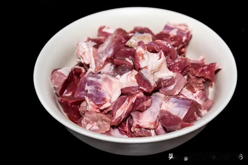 吃羊肉的花样确实多，但我独爱老式带骨加萝卜炖羊肉。西北有老话“冬吃羊肉赛人参，萝