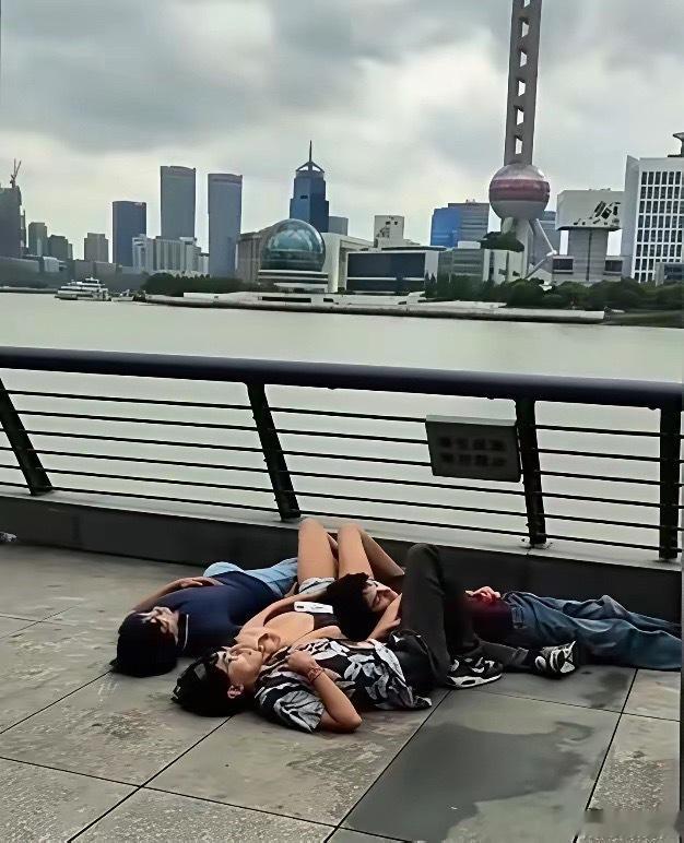 头皮发麻了，印度游客在上海外滩随地躺着吹江风。。。 