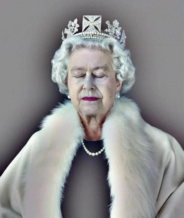 2022年，英国女王死后遗体既没火葬也没土葬，而是将遗体放在百斤重的铅制棺材中，